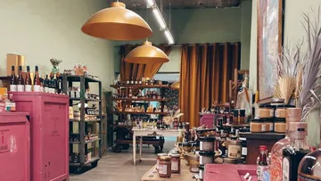 Marktladen voller Lebensmittelprodukte.