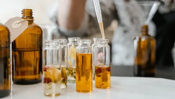 Glasflaschen mit Flüssigkeiten auf Tisch.
