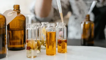 Glasfläschchen mit aromatischen Ölen angeordnet.
