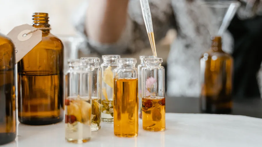 Fläschchen und Pipette auf Labortisch.