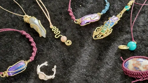 Handgefertigter Schmuck auf schwarzem Stoff präsentiert