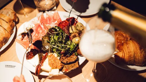 Ein Teller mit verschiedenen Delikatessen auf Tisch.