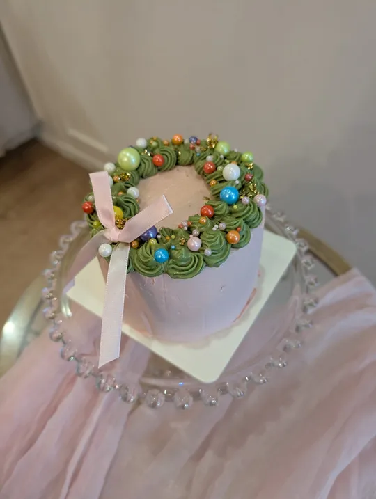 Kuchen mit Schleife, bunte Verzierungen, innen.