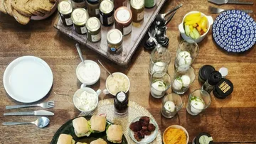 Tisch mit verschiedenen Gewürzen und Snacks.