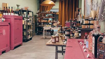 Gourmetladeninterieur mit verschiedenen Produkten ausgestellt.