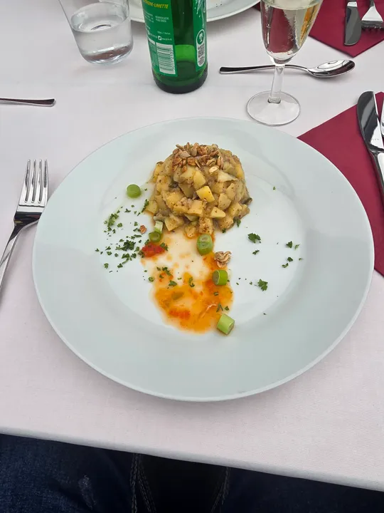 Teller mit Essen auf gedecktem Tisch.