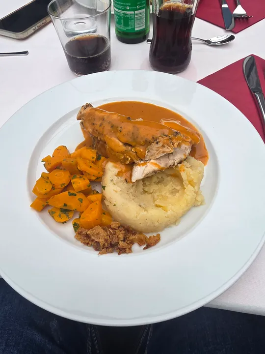 Huhn und Gemüse auf Restauranttisch.