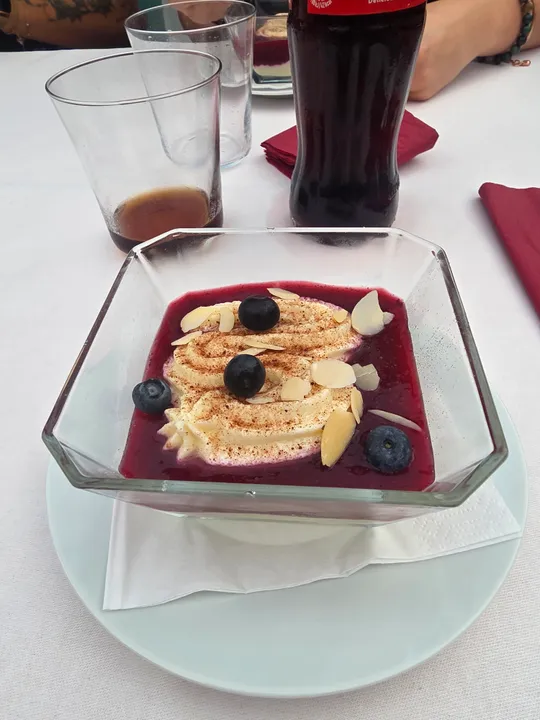 Dessertschale mit Beeren und Sahne, Tischgedeck.