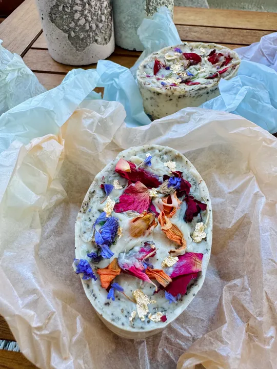 Handgemachte Seife mit Blumen auf Papier.