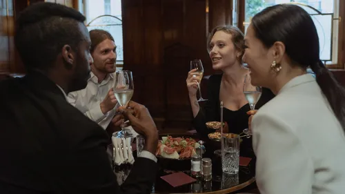 Vier Personen genießen Wein im Restaurant.