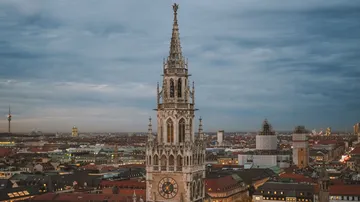 Gotischer Uhrturm überblickt Stadtpanorama.