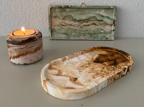 Marmor-Kerze und Tablett auf einem Tisch.