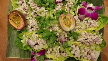 Salat mit Hackfleisch, Salatblättern, Blüten