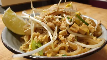 Schüssel Pad Thai mit Limettenscheibe.