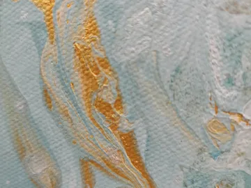 Farbige Acrylmalerei mit goldenen und blauen Wirbeln.