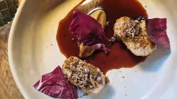 Gourmetgericht mit Sauce und Radicchio.