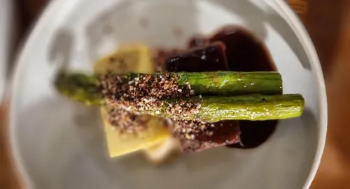 Spargel auf garniertem Gericht.