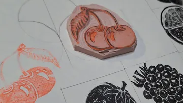 Kirschstempel auf Kunstpapier mit Designs.
