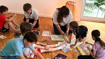Kinder basteln im Klassenzimmer.
