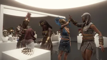 Vier gepanzerte Figuren betrachten Helme im Museum.