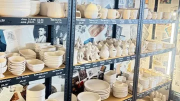 Keramikgeschirr auf Regalen im Laden.