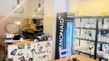 Kaffeetheke mit Regalen und Kühlschrank.