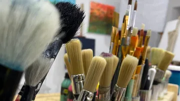 Nahaufnahme von Pinseln in einem Kunststudio.