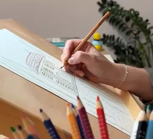 Hand zeichnet architektonische Skizze mit Stiften.