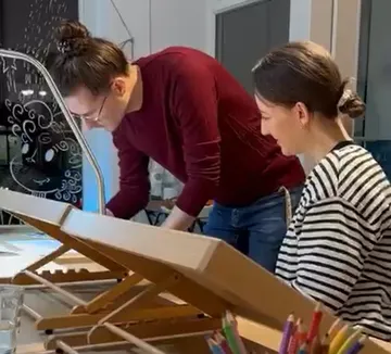 Zwei Personen zeichnen im Kunststudio.