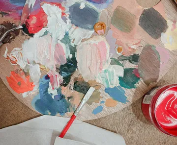 Malerpalette mit bunten Mischfarben.