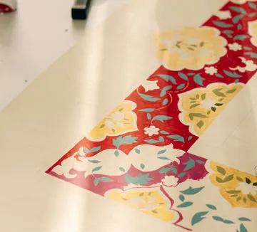 Dekoratives Muster auf Papier, filigranes Blumendesign.