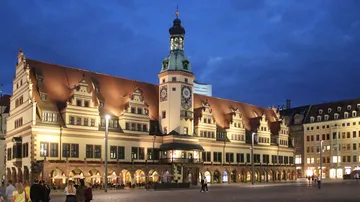 Historisches Gebäude beleuchtet nachts, Stadtplatz.