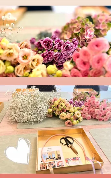 Bunte Blumen auf Tisch mit Schere arrangiert.