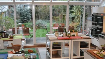 Helle Küche mit Gartenblick.
