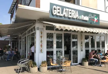 Eisdiele mit Außenbestuhlung.