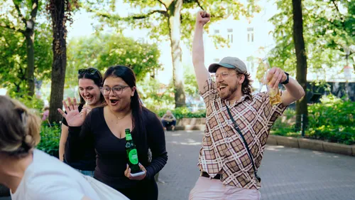 Gruppe hat Spaß im Freien mit Getränken.