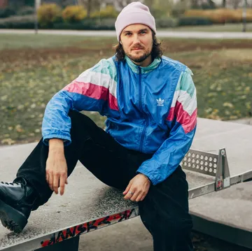 Mann sitzt auf Tisch im Park.