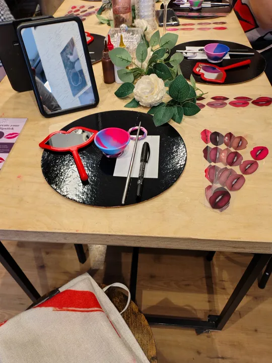 Tisch für Lippenstift-Herstellungs-Workshop.