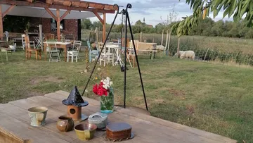 Keramikartikel auf Tisch im Garten.