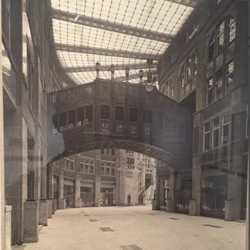Gedeckter Gehweg, der Gebäude verbindet.