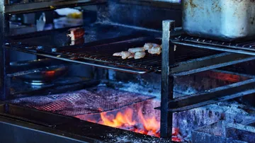 Grillrost über glühenden Kohlen