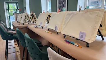 Unbemalte Leinwände auf Staffeleien in einem Atelier.