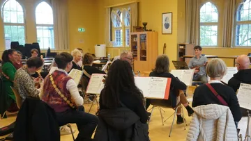 Gruppe spielt Instrumente im Klassenzimmer.