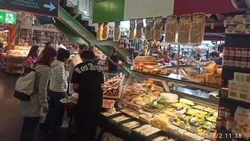Kunden wählen Lebensmittel auf Indoor-Markt aus.