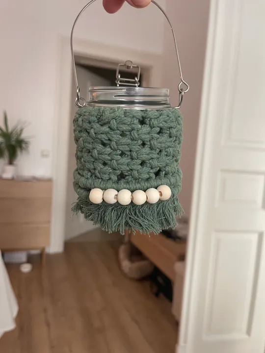 Glasgefäß mit Häkelbezug, Innenbereich.