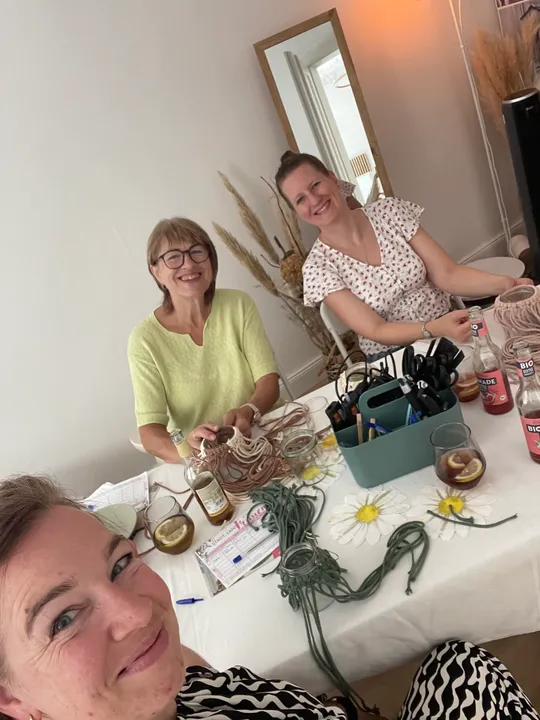 Frauen basteln gemeinsam an einem Tisch.
