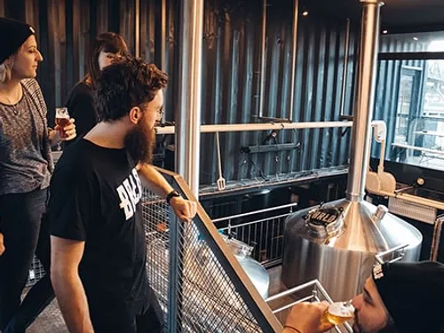 Leute, die eine Craft-Brauerei besichtigen.