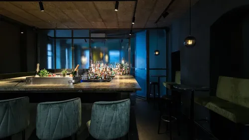 Leere Bar mit gedämpftem Licht nachts.