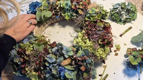 Blumenkranz aus Hortensien binden in Leipzig