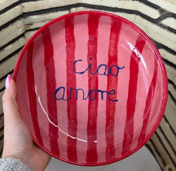 Hand hält Schüssel mit 'Ciao amore' Text.